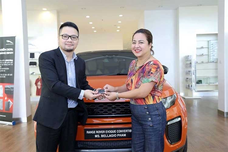 Tháng 10/2017, tại triển lãm VIMS tổ chức ở TP HCM, nhà phân phối xe Land Rover chính hãng đã đem đến chiếc  xe sang Range Rover Evoque convertible (mui trần) với màu cam độc đáo và là chiếc duy nhất tại Việt Nam. Cùng với đó còn có màu đỏ cũng được nhập về.